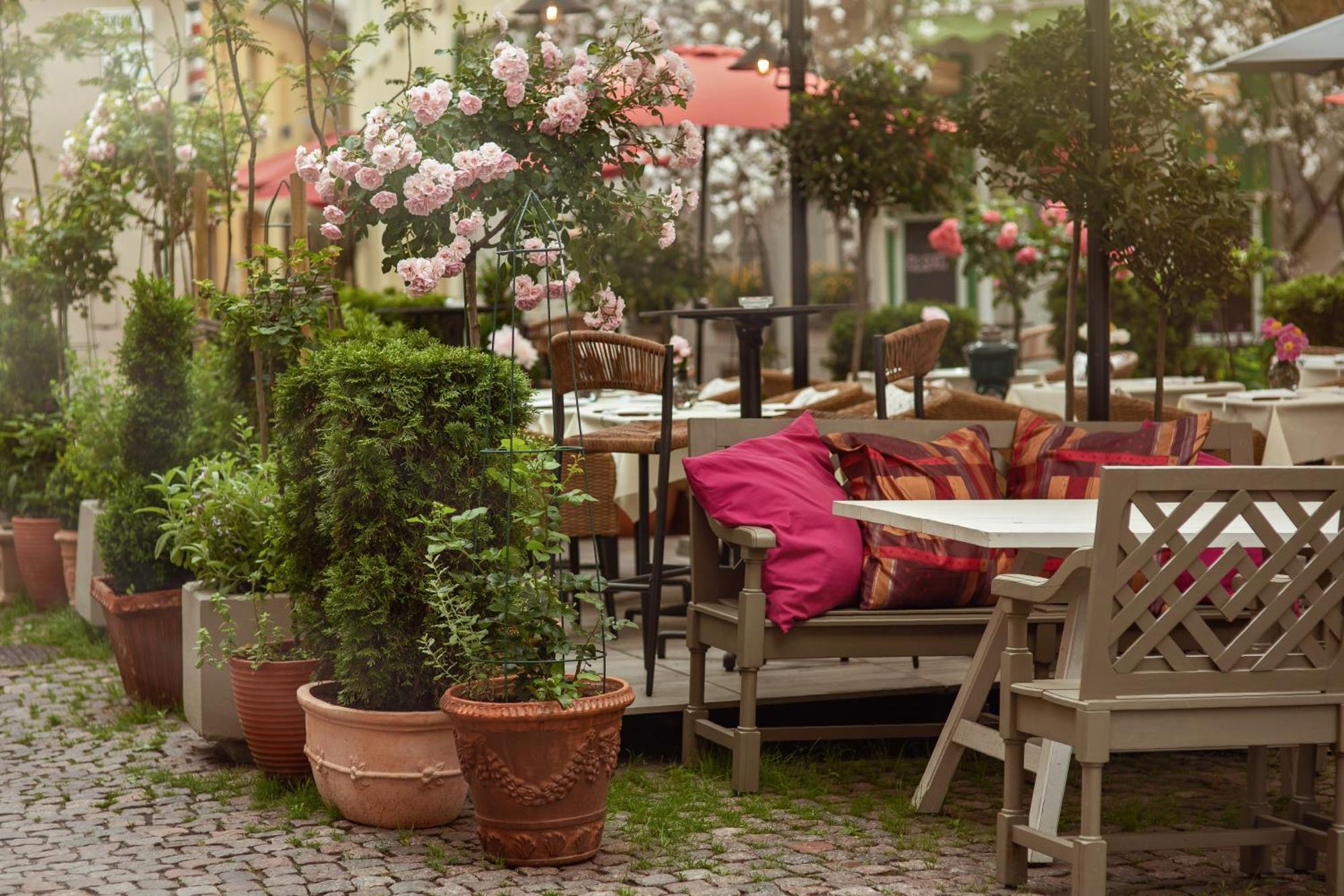 Stikliai Hotel - Relais & Chateaux Vilna Exterior foto The restaurant's garden