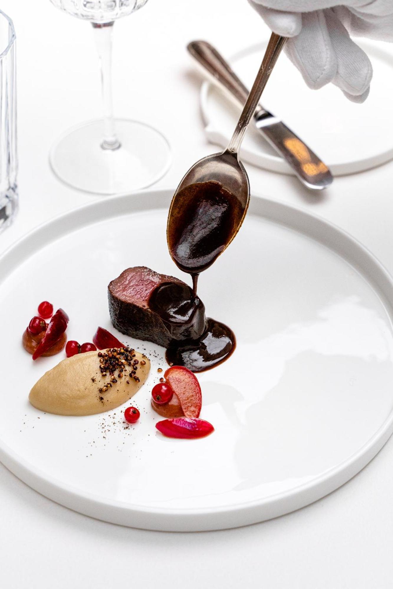 Stikliai Hotel - Relais & Chateaux Vilna Exterior foto A chocolate sauce being drizzled onto a dessert