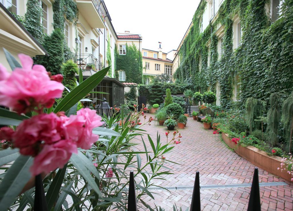 Stikliai Hotel - Relais & Chateaux Vilna Exterior foto The courtyard of the hotel