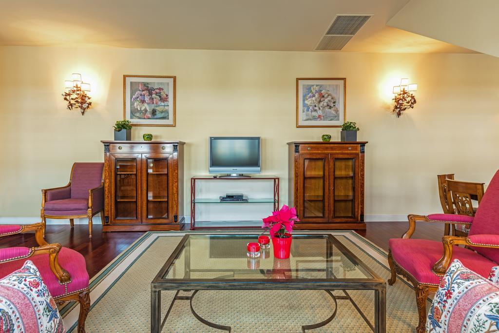 Stikliai Hotel - Relais & Chateaux Vilna Exterior foto A living room at the hotel